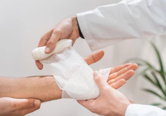 хирург проводит перевязку на дому